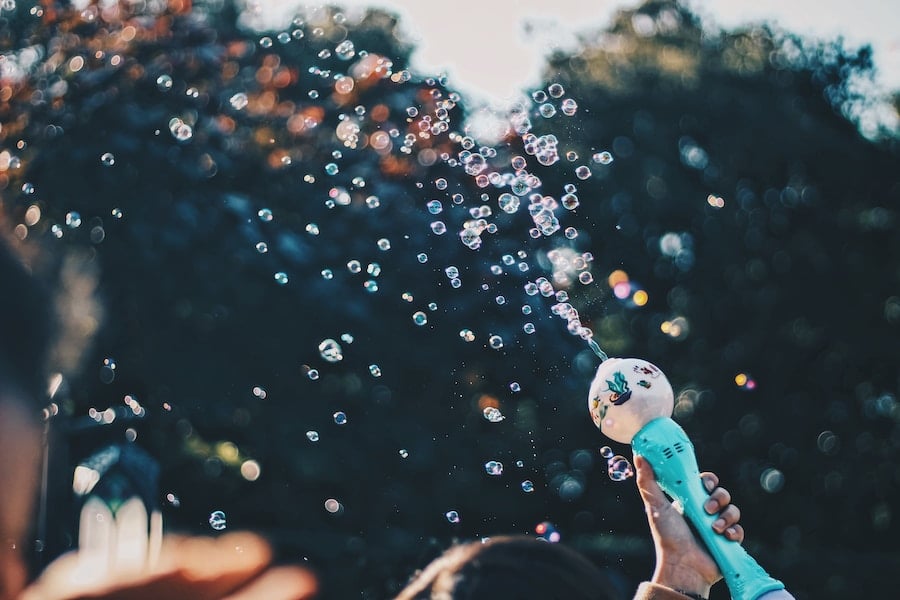 Såpbubblor flyger i luften utomhus.