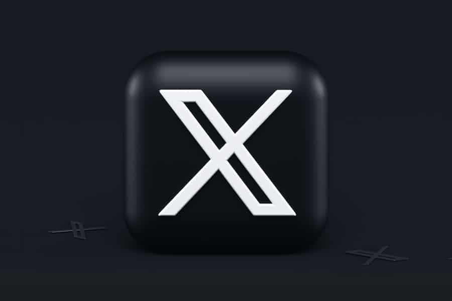 Svart knapp med vit bokstav X-symbol.