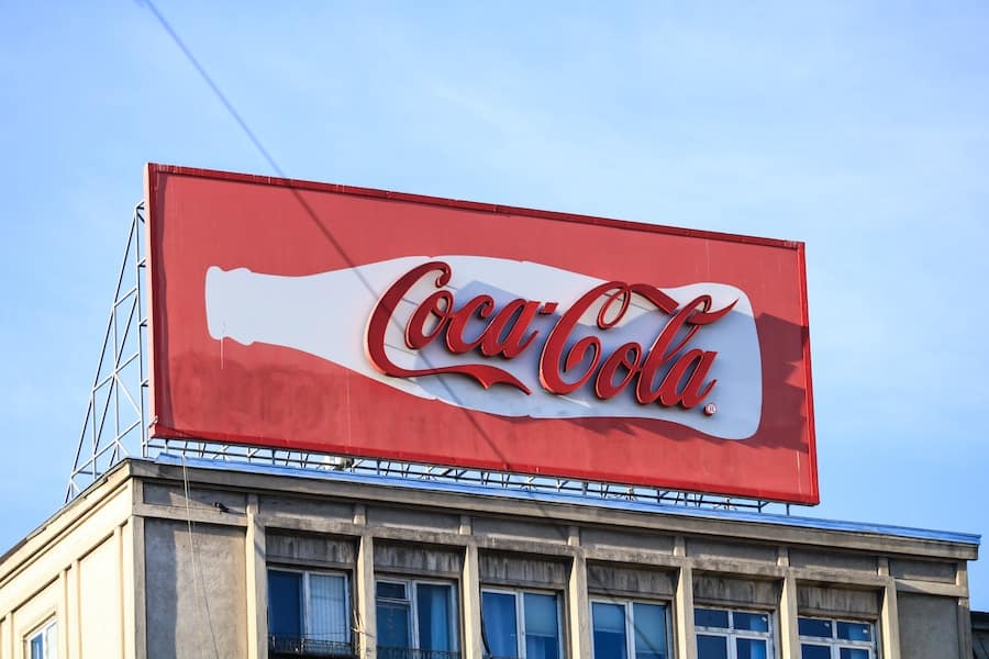 Coca-Cola skylt på byggnadstak.