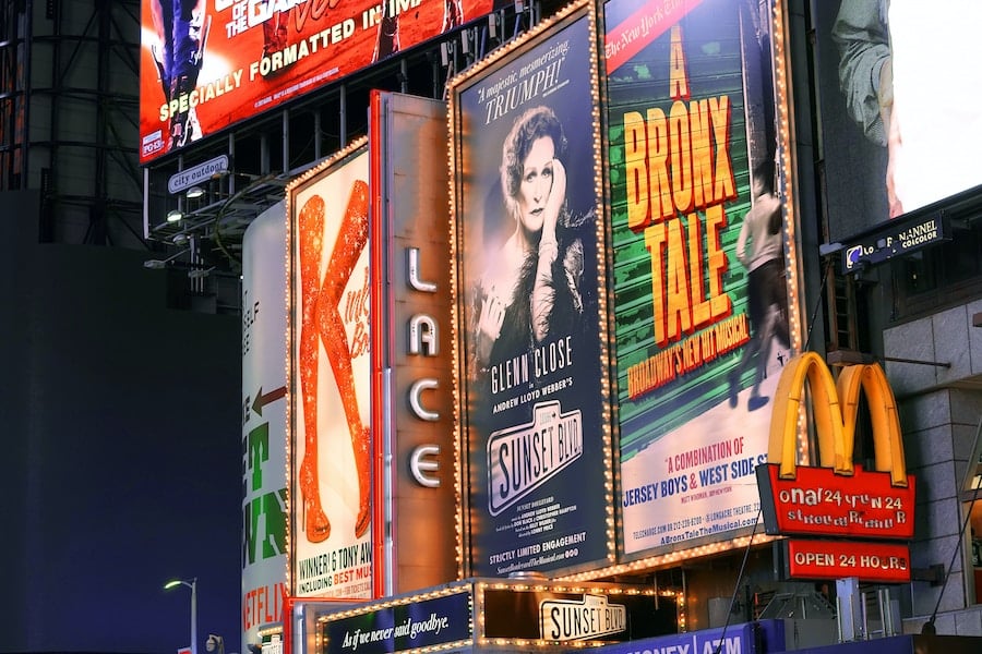 Neonljusskyltar och reklam på Times Square.