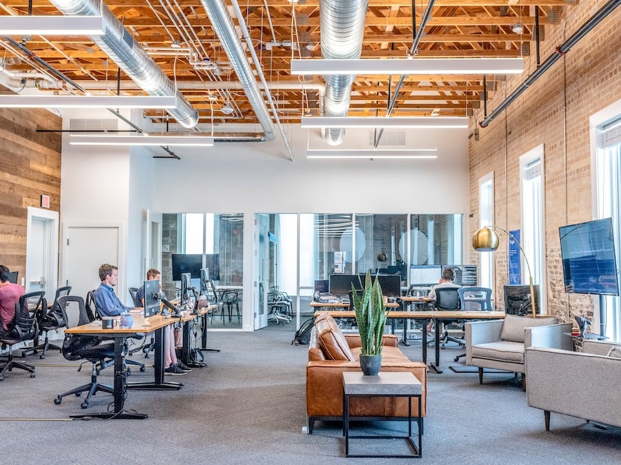 Moderna kontorsmiljö med arbetande personer.