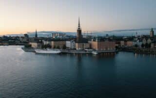 Stockholm skyline vid gryning med vatten.