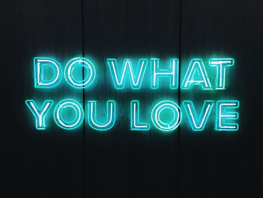 Neonskylt med texten "Gör vad du älskar