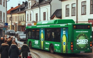 Grön stadsbuss och fotgängare på stadsgata.