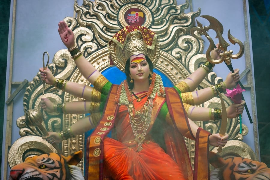 Färgstark Durga-statyn, hinduisk gudinna, med flera armar.