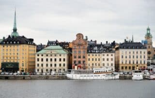 Stockholms hamn med båtar och byggnader.