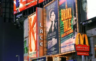 Neonskyltar och annonser på Times Square.