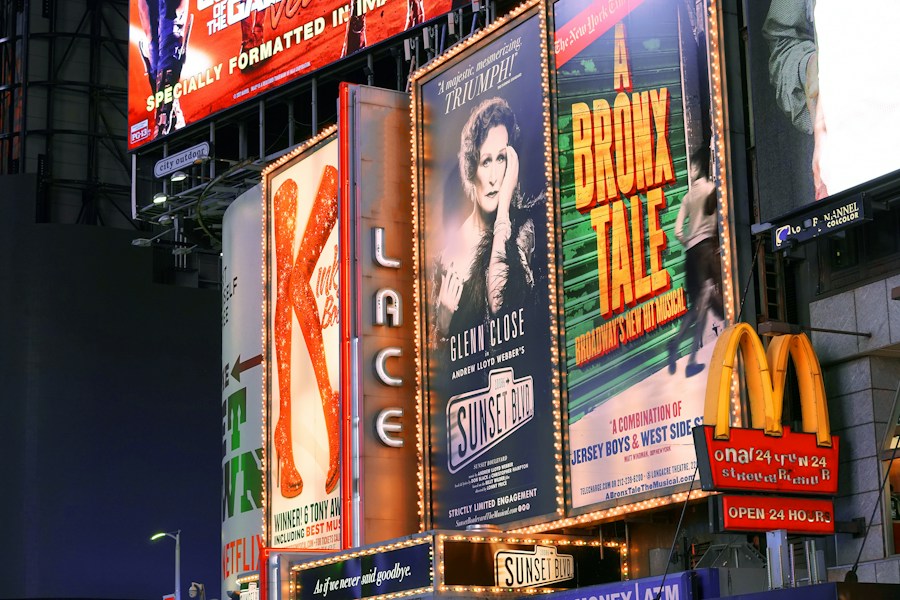 Neonskyltar och annonser på Times Square.
