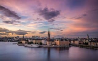 Stockholm vid solnedgång med dramatisk himmel.