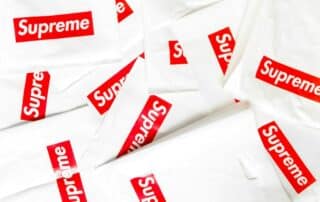 Vita plastpåsar med Supreme-logotyp.