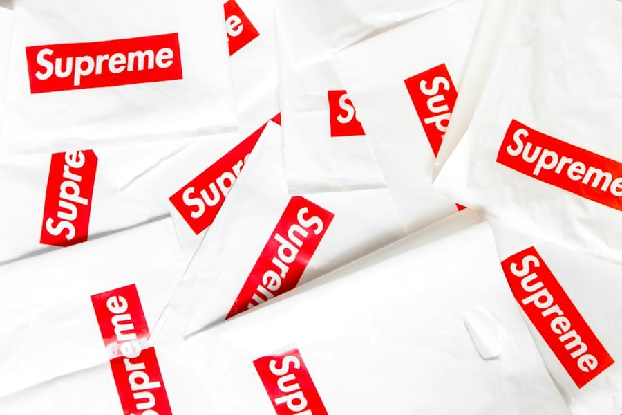 Vita plastpåsar med Supreme-logotyp.