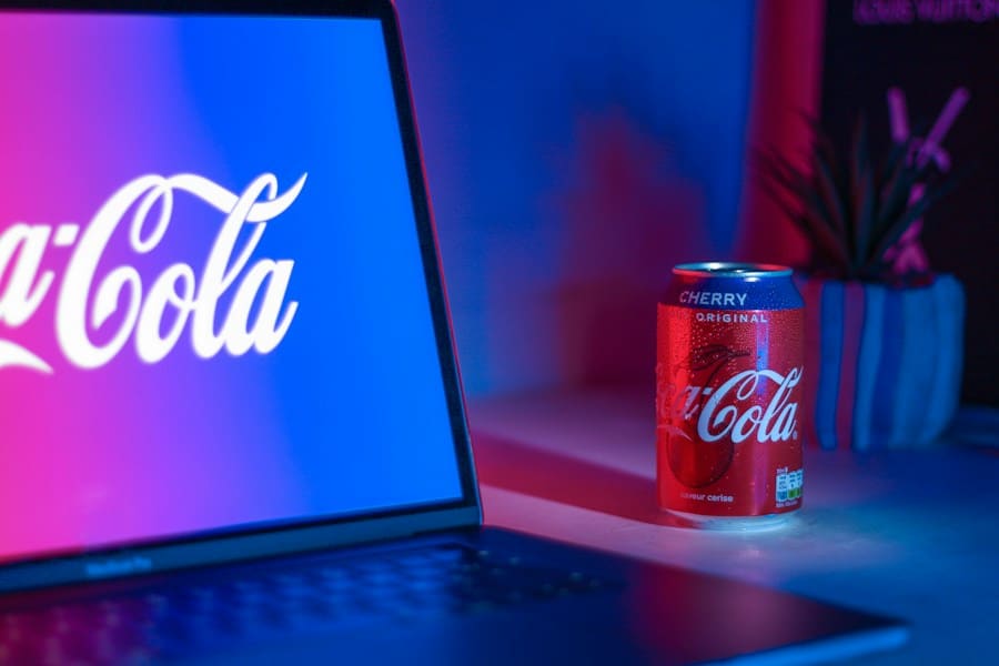 Coca-Cola burk bredvid laptop med logga