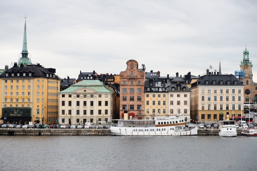 Stockholms stadssilhuett med båtar och historiska byggnader.