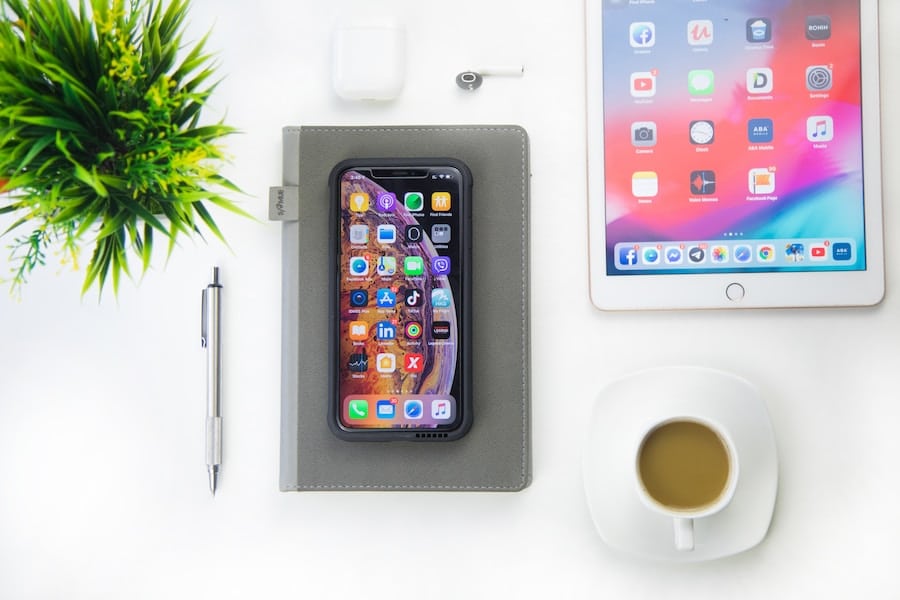 Modernt arbetsutrymme med smartphone, surfplatta och kaffe.