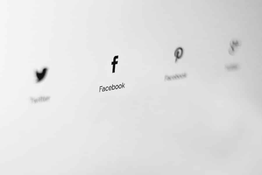 Sociala medier logotyper i oskärpa, Facebook i fokus.