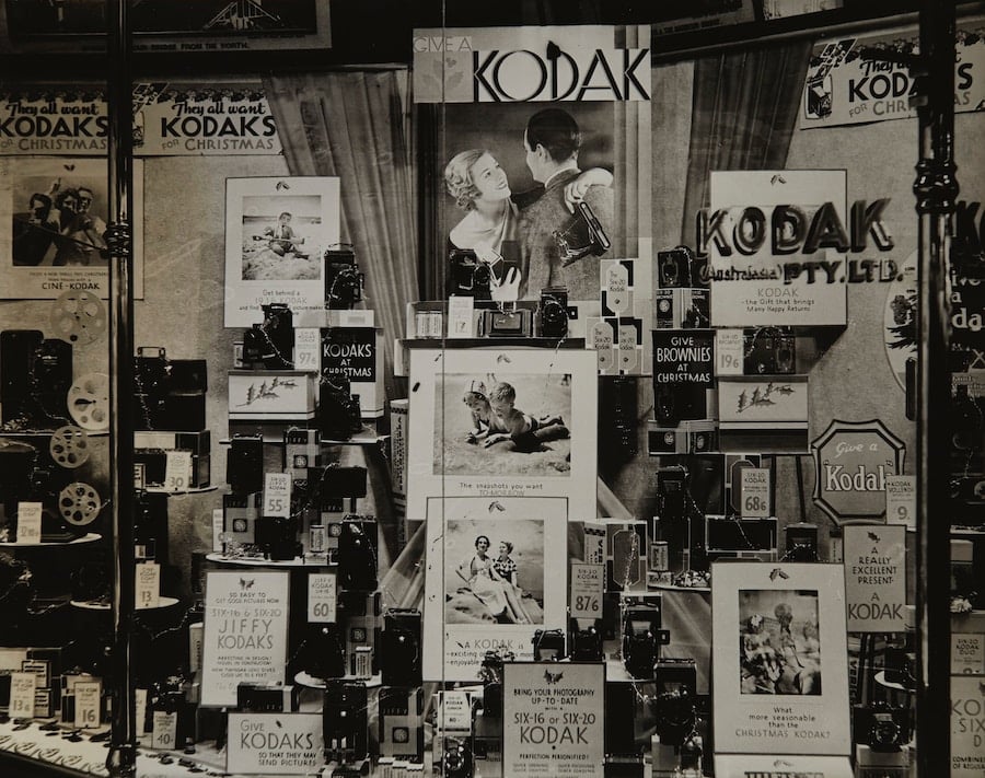 Vintage Kodak-kameror och reklamaffischer.