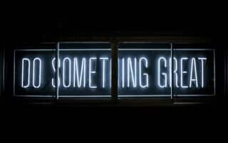 Neonskylt med texten "DO SOMETHING GREAT".