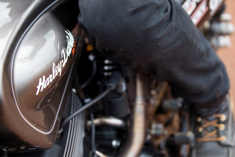 Harley-Davidson motor och delar, närbild.