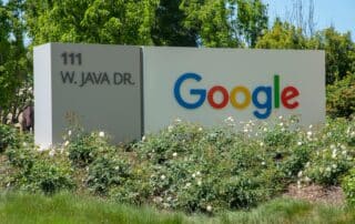 Google-skylt vid 111 W. Java Drive.