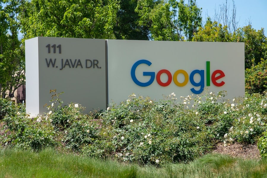 Google-skylt vid 111 W. Java Drive.