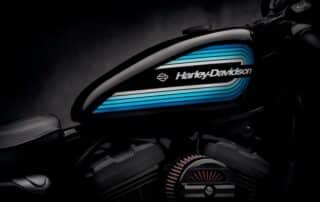 Harley-Davidson motorcykel i mörkt ljus.