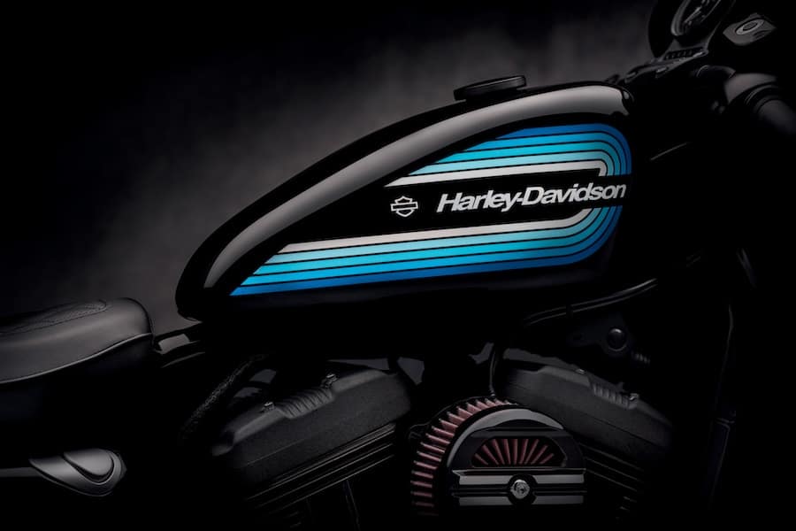 Harley-Davidson motorcykel tank i mörker.