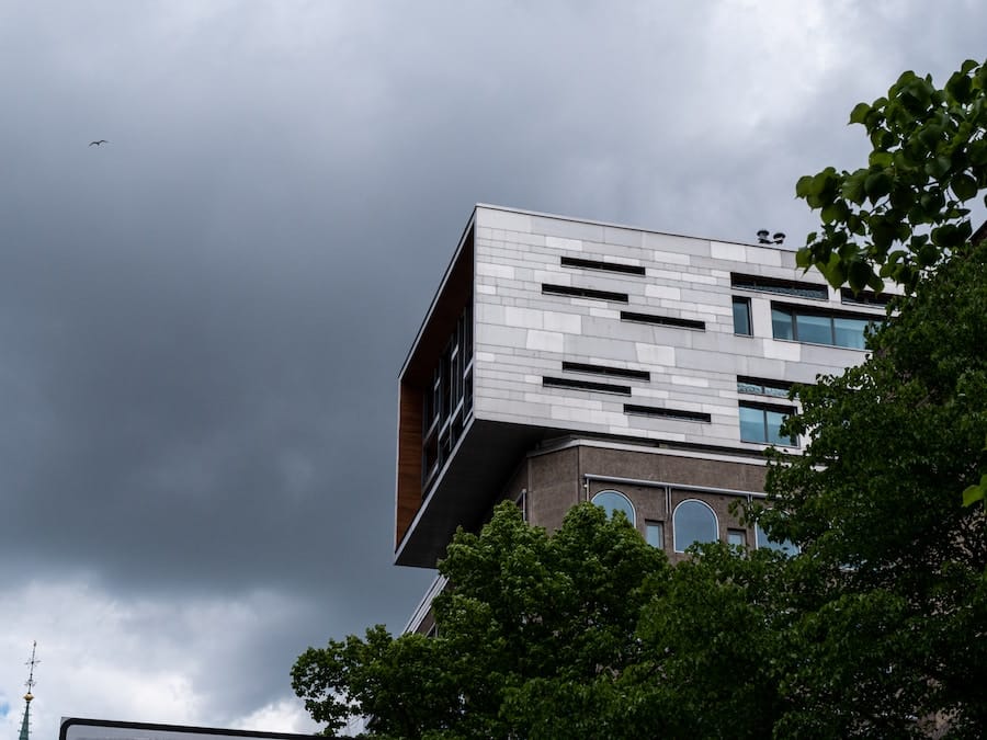 Modernt byggnad mot mörka moln.
