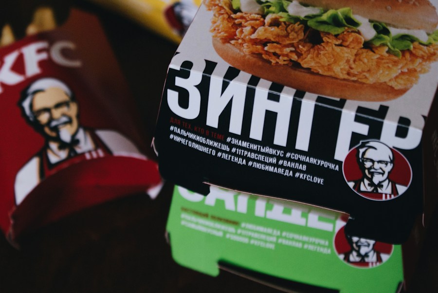 KFC-förpackningar och reklamblad i närbild.
