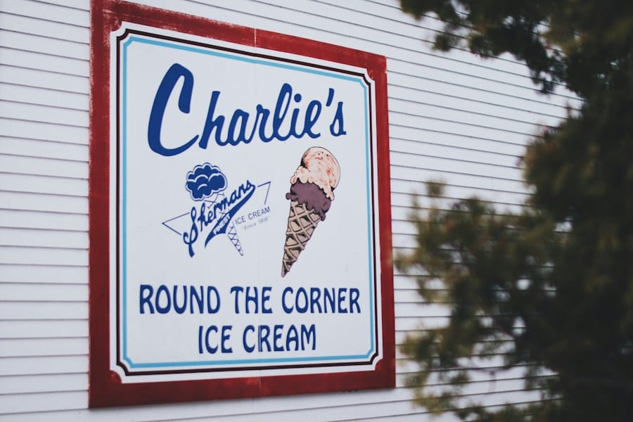 Skylt för "Charlie's Ice Cream".