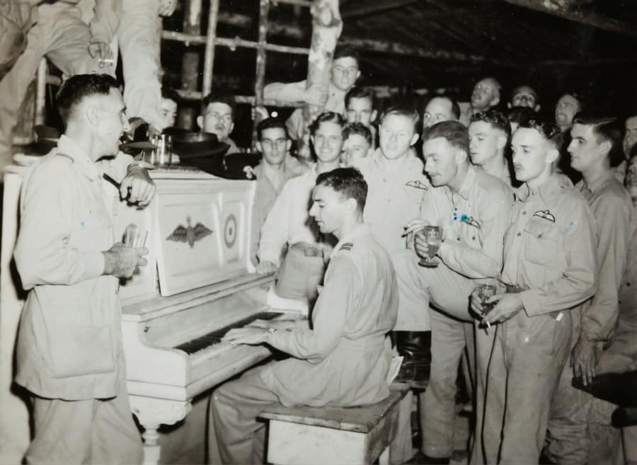 Soldater som sjunger vid piano.