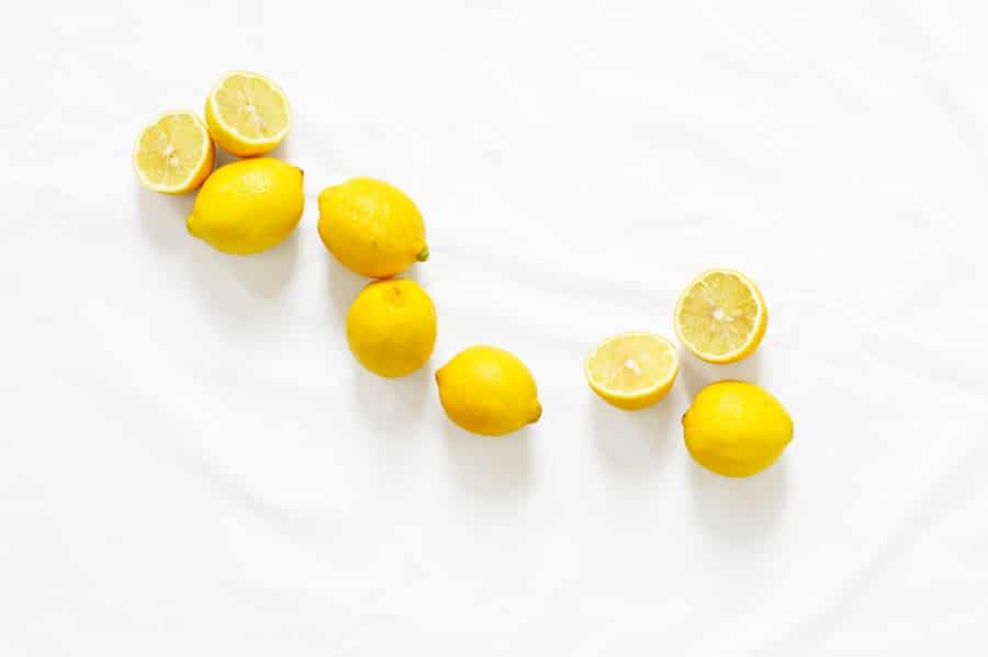 Gula citroner på vit bakgrund.