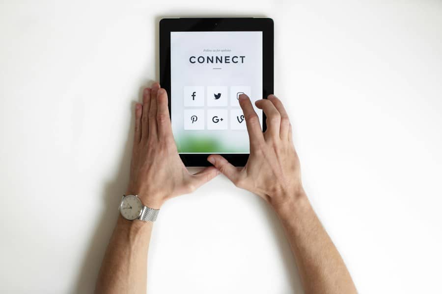 Tablett med sociala medieikoner och ordet "CONNECT".