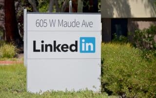 LinkedIn-skylt vid Maude Avenue.