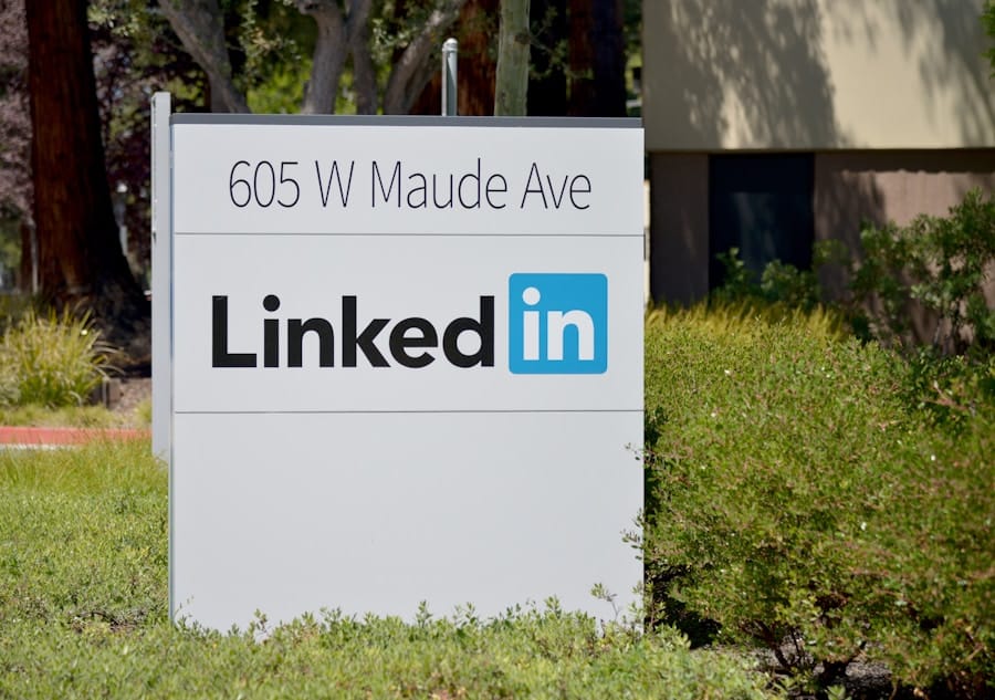 LinkedIn-skylt vid Maude Avenue.