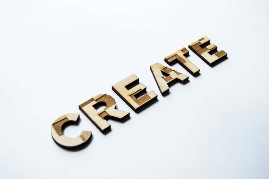 Träbokstäver bildar ordet "CREATE" på vitt.