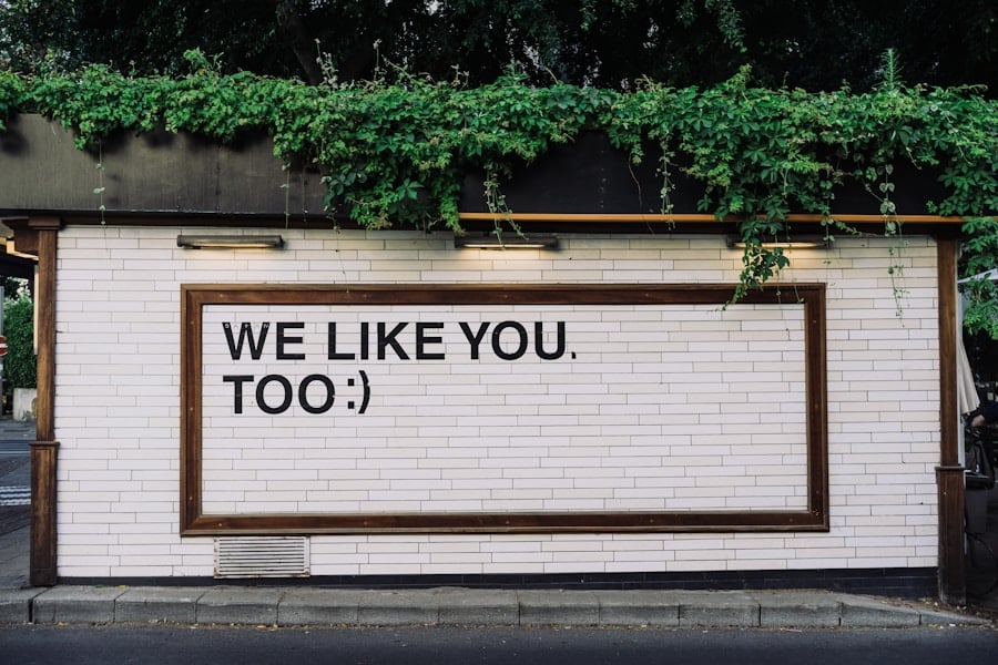 Växtbeklätt skyltfönster med texten "WE LIKE YOU TOO:)".
