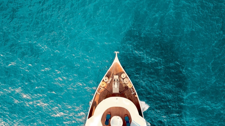 Båt framför turkost hav ovanifrån.