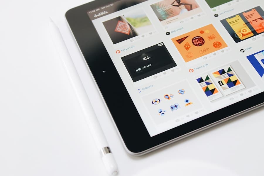 iPad med designergrafik och vit penna.