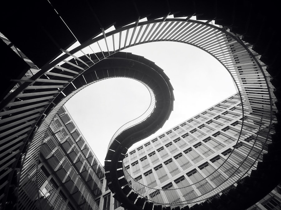 Svartvit bild av spiraltrappa mellan höghus.