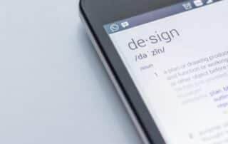 Smartphone visar ordet "design" på skärm.