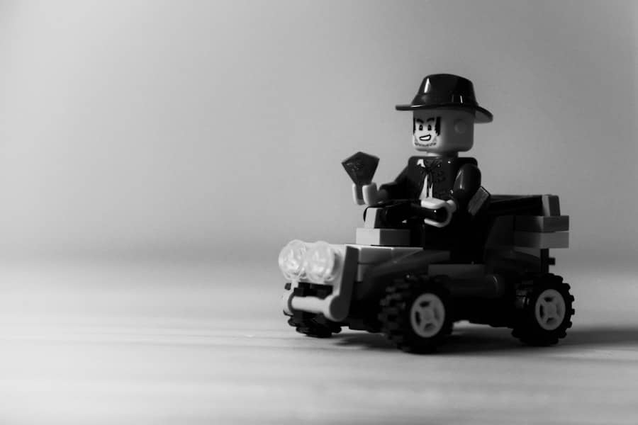 Svartvit bild av Legofigur i bil.