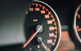 Närbild på bilens hastighetsmätare.