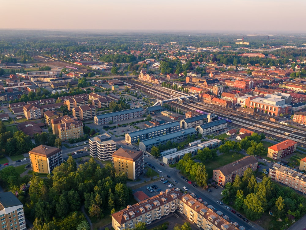 Flygbild över stad med järnvägsspår och bostäder